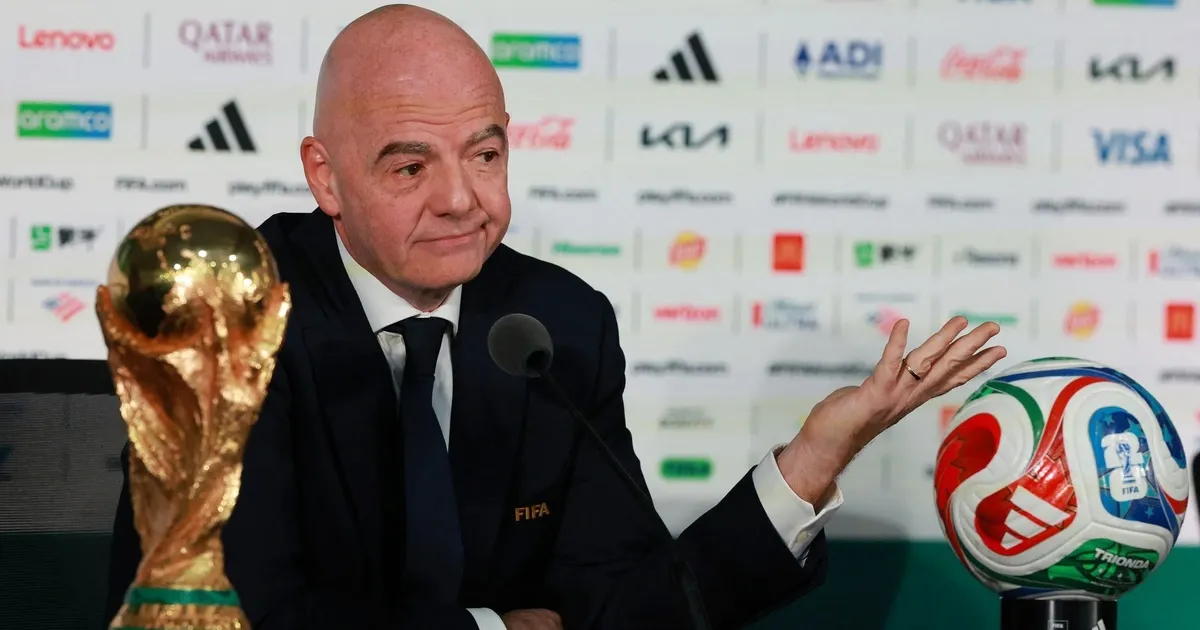 FIFA 회장, 2만㎞ 이동하며 동시에 두 경기장 출현?