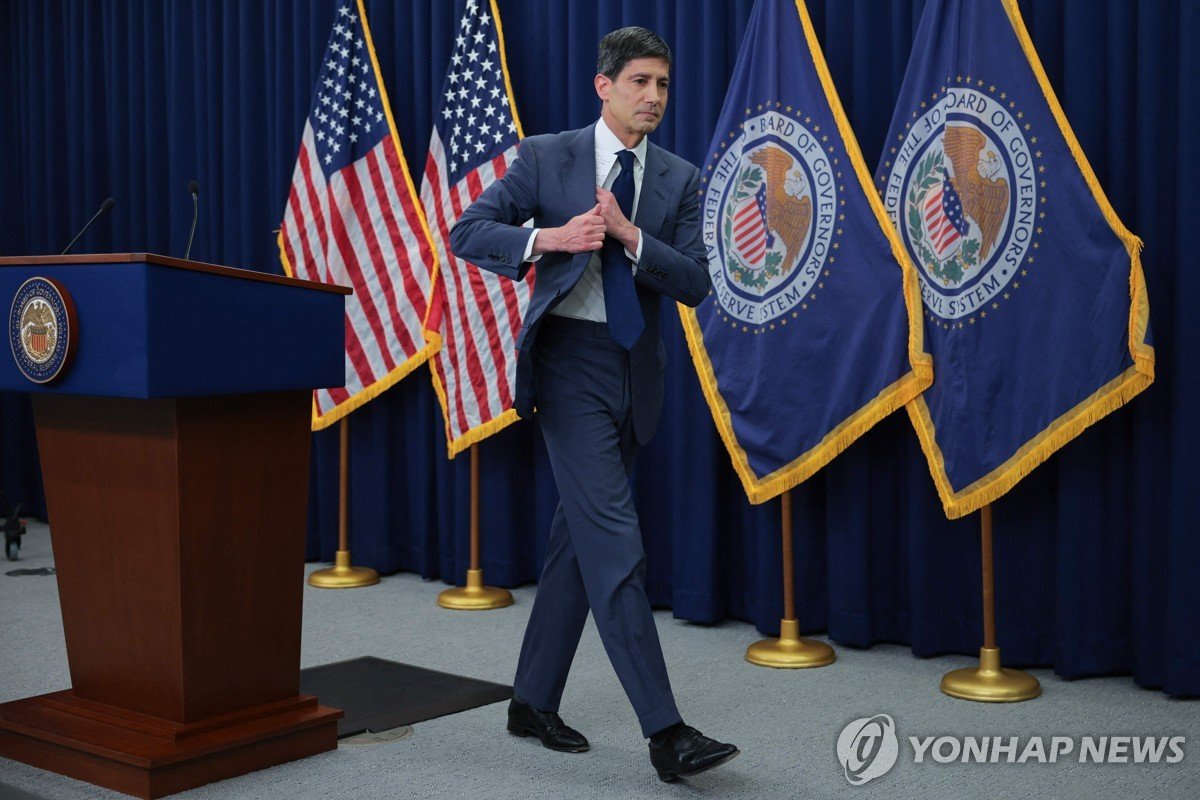 美, '워시체제' 첫 FOMC서 금리 또 동결…연내 인하→인상 전환