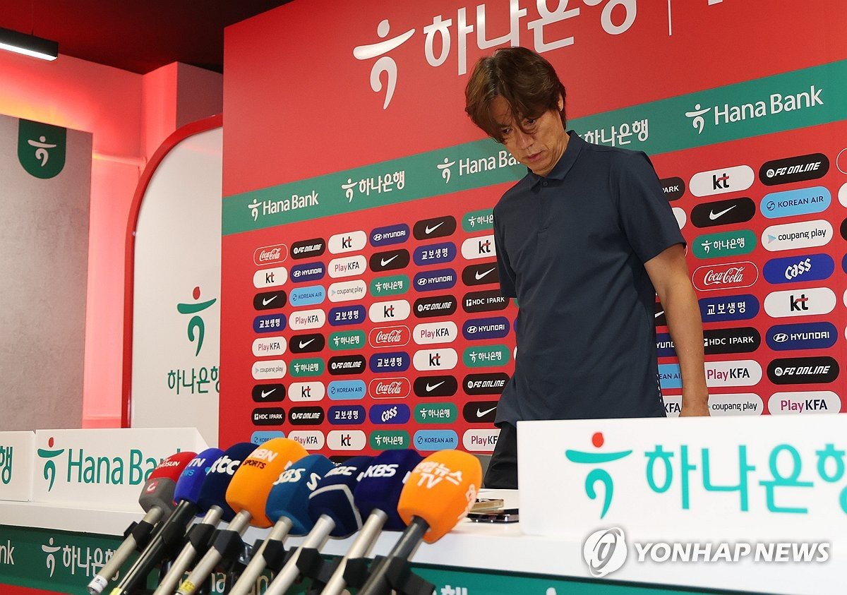 홍명보 감독, 32강 불발 책임지고 사퇴 
