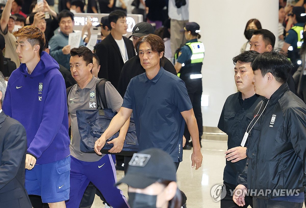 '엿'은 없었지만…홍명보 감독 향한 원성 가득했던 입국장