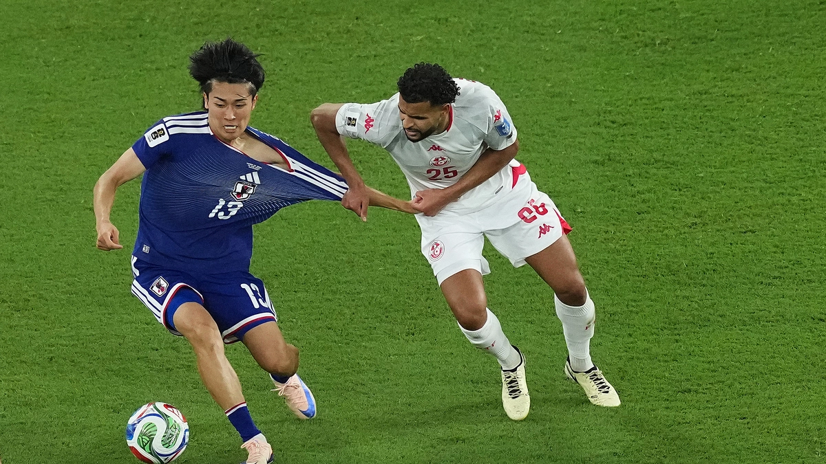 일본 미드필더, 양말 너무 짧게 착용해 논란