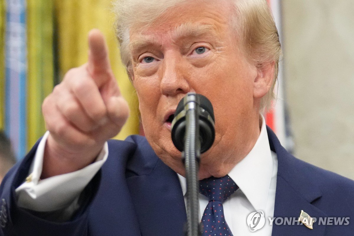 미국, 이란 호르무즈 상선 공격에 공습·제재 동시 압박