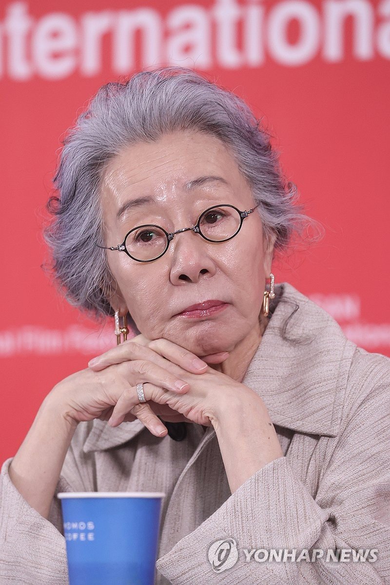 배우 윤여정, 에미상 여우조연상 후보 선정