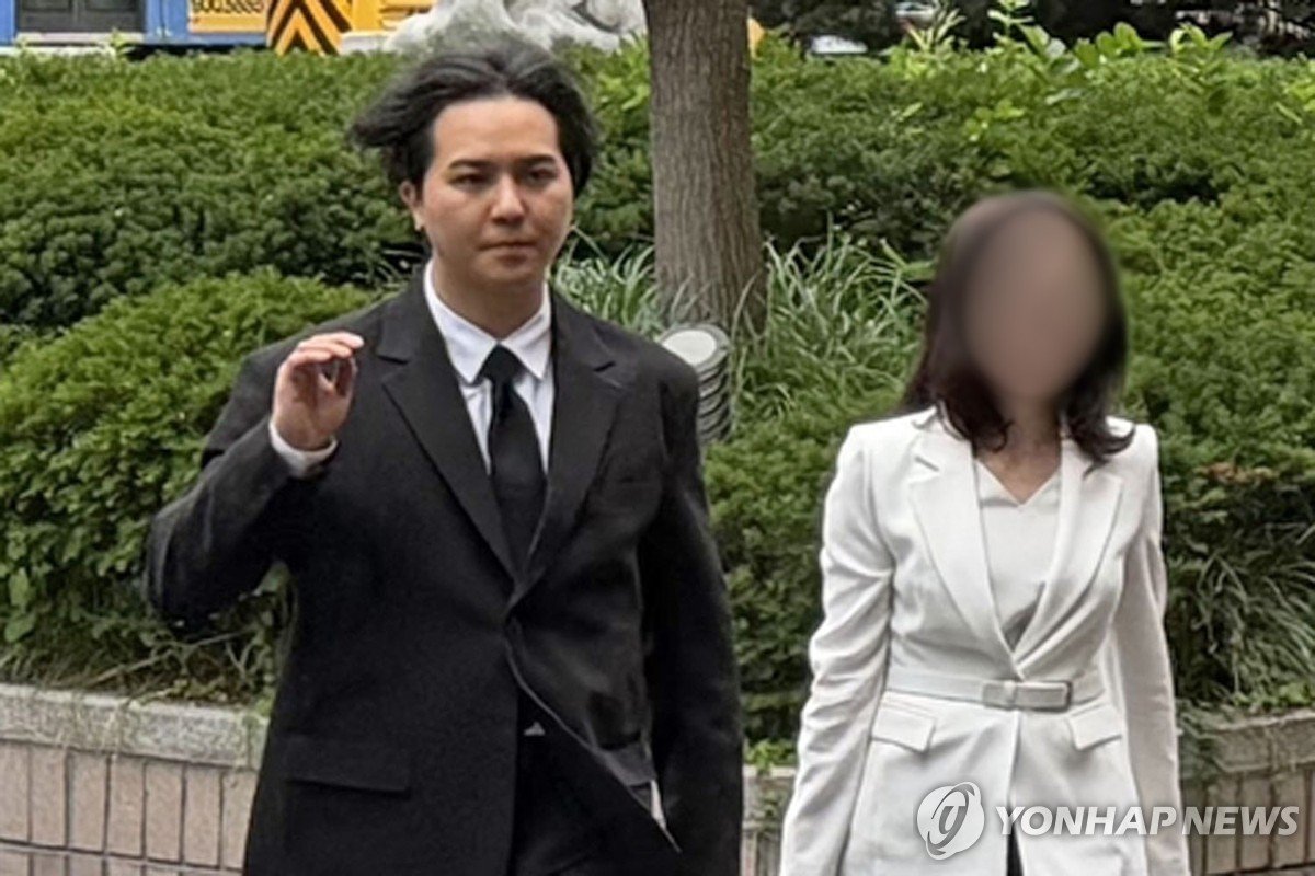 병역법 위반 혐의 송민호, 법정 증인 출석…'무단결근 연차로 위장'