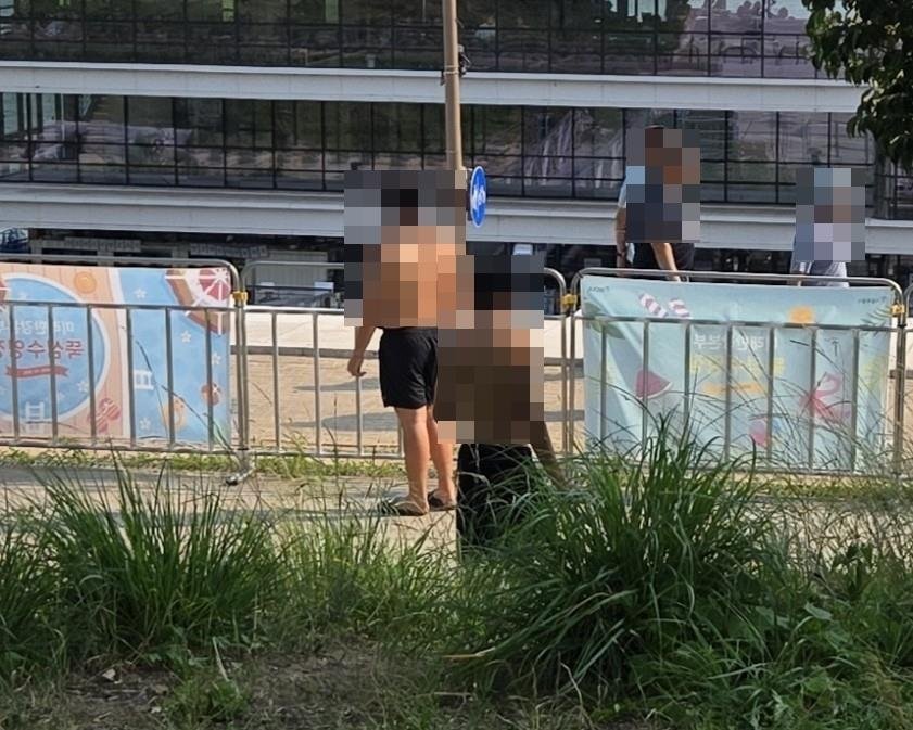 서울 한강수영장 내 흡연 논란…단속 규정 없어