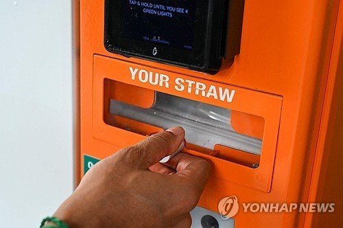 싱가포르 자판기 빨대 핥은 프랑스 10대, 벌금형 선고