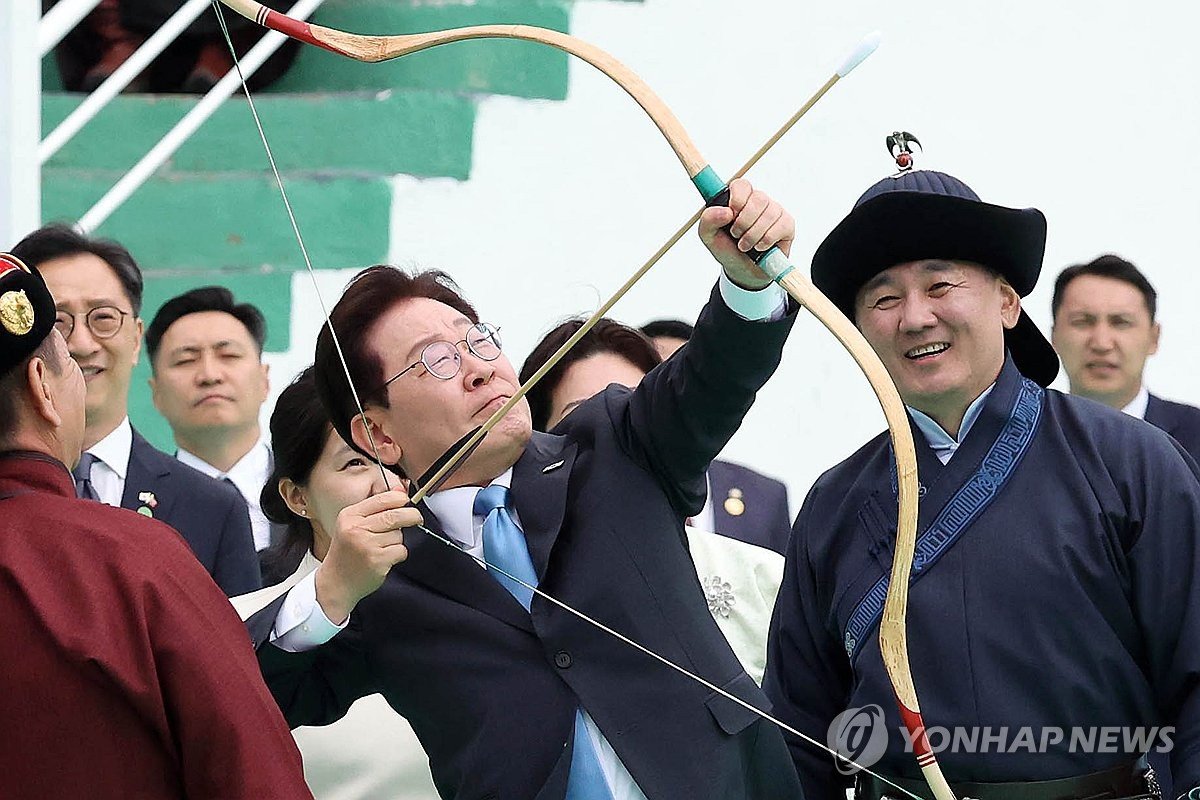 이재명 대통령, 몽골 나담 축제 주빈 참석…활쏘기 체험