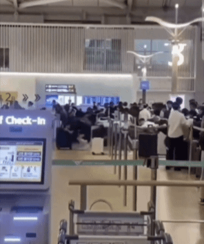 인천공항 출국장, 중국인 단체 새치기로 몸살