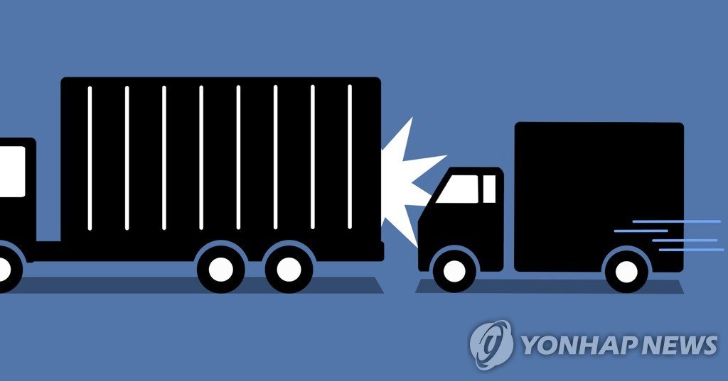 중부내륙고속도로 화물차 2대 추돌…1명 부상