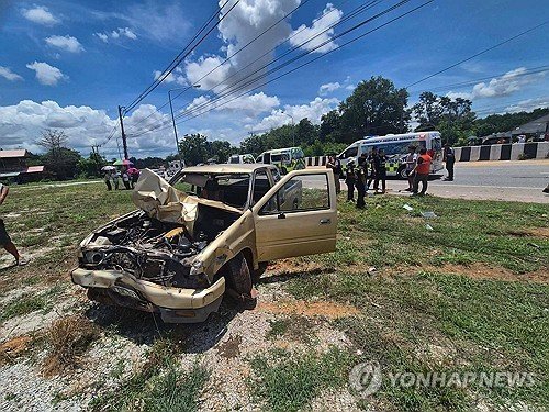 태국 11살 소년 트럭 몰다 승려 9명 사망