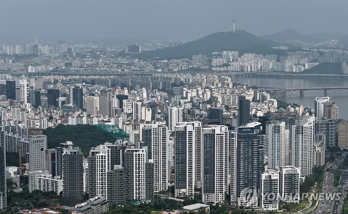 한국 주택가격전망지수 4년10개월 만에 최고…소비심리 3개월 연속 개선