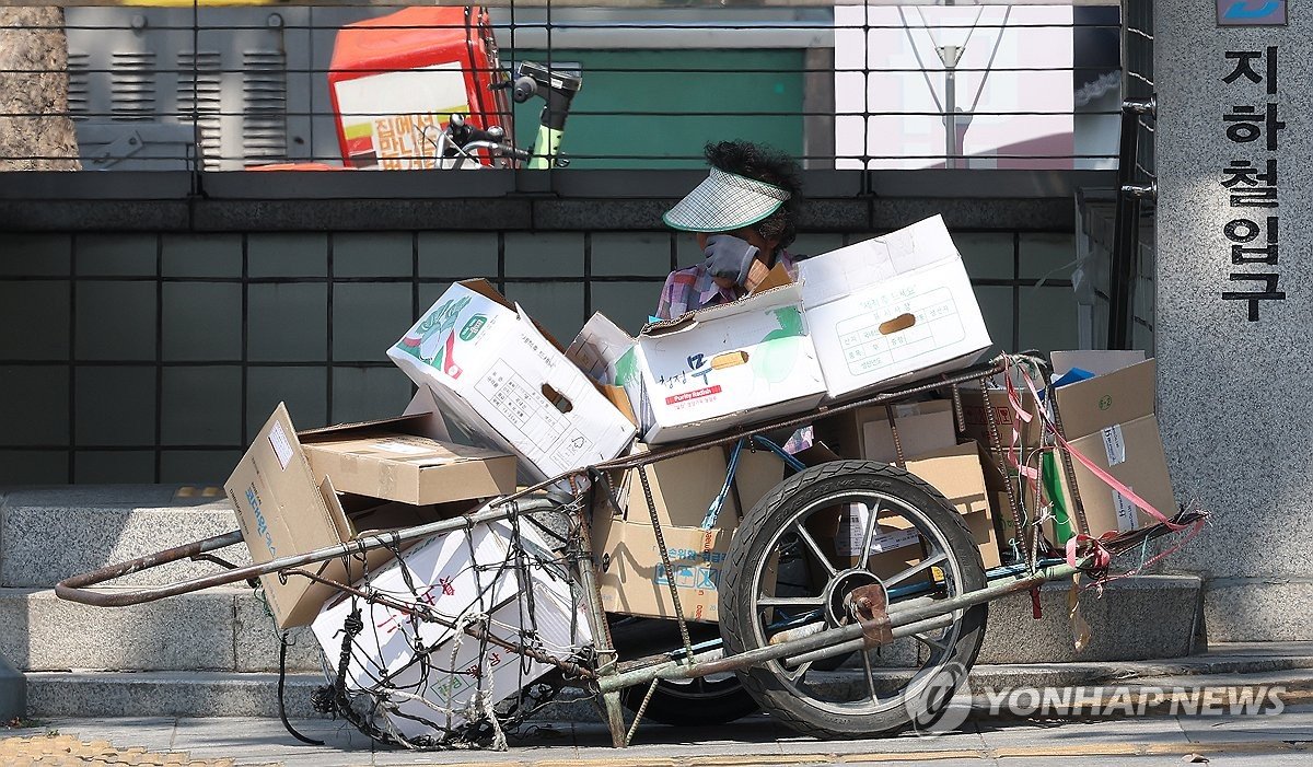한국 초고령층 빈곤율 54%…'가난한 노후'의 구조적 실태