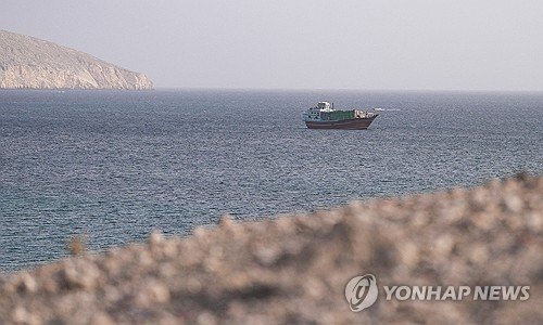 호르무즈 해협 통과 선박 급감…미 이란 항구 봉쇄 재개 첫날 13척