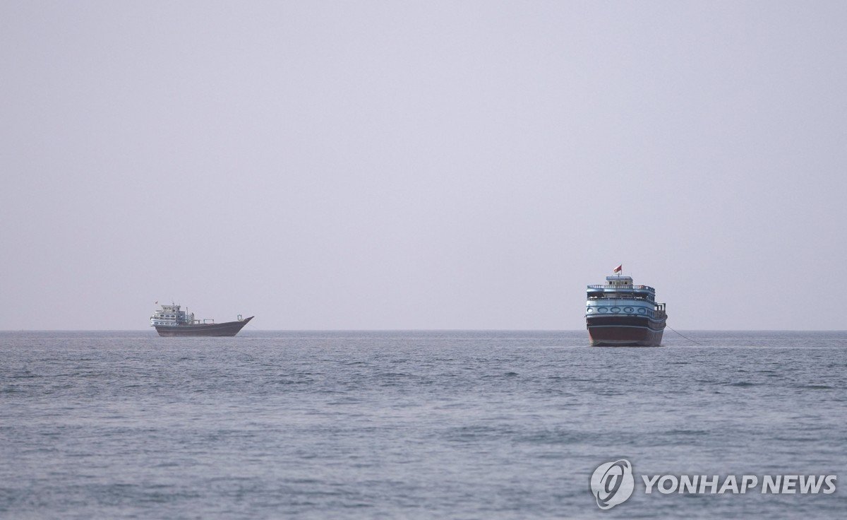 호르무즈 해협서 유조선 두 척 폭발…이란 '기뢰 구역 통과' 주장