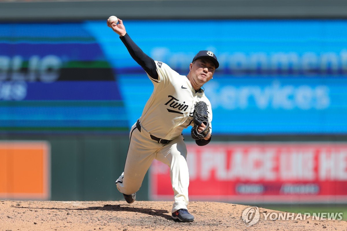 MLB 고우석, 빅리그 첫 홀드 기록…이정후는 실책으로 출루