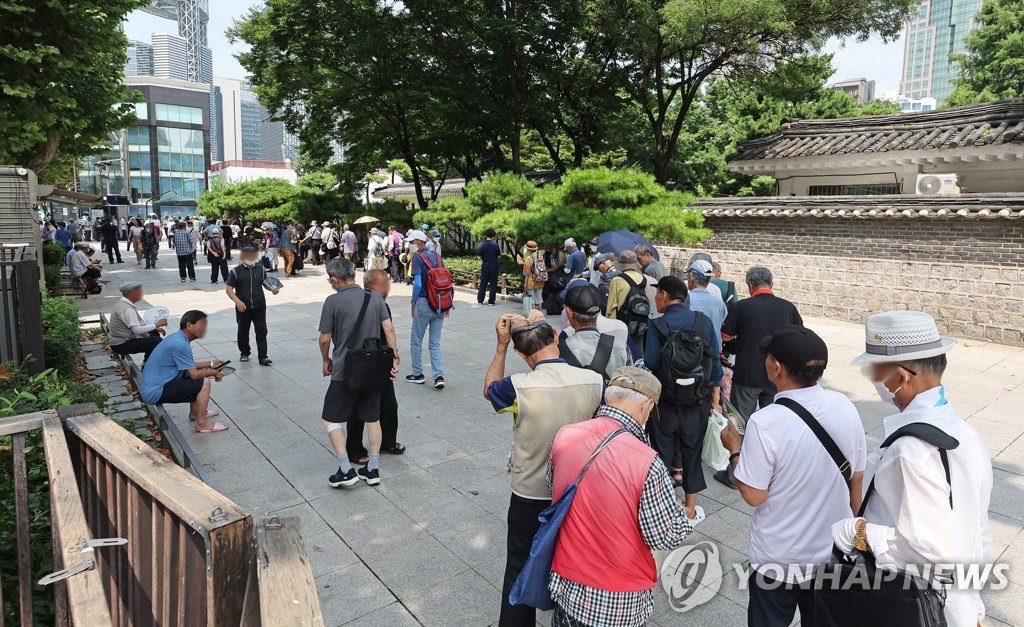 OECD 조사서 한국 노인빈곤율 사상 처음 30%대로 낮아져