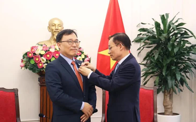  최영삼 주베트남 한국대사, 베트남 외교훈장 받아
