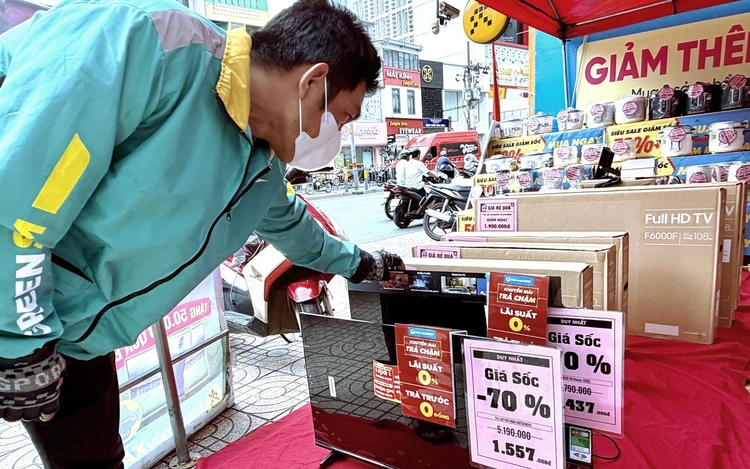 호찌민시 전자매장, 500만동 TV를 150만 동에 판매하는 이유...월드컵 특수에 가전 할인 경쟁