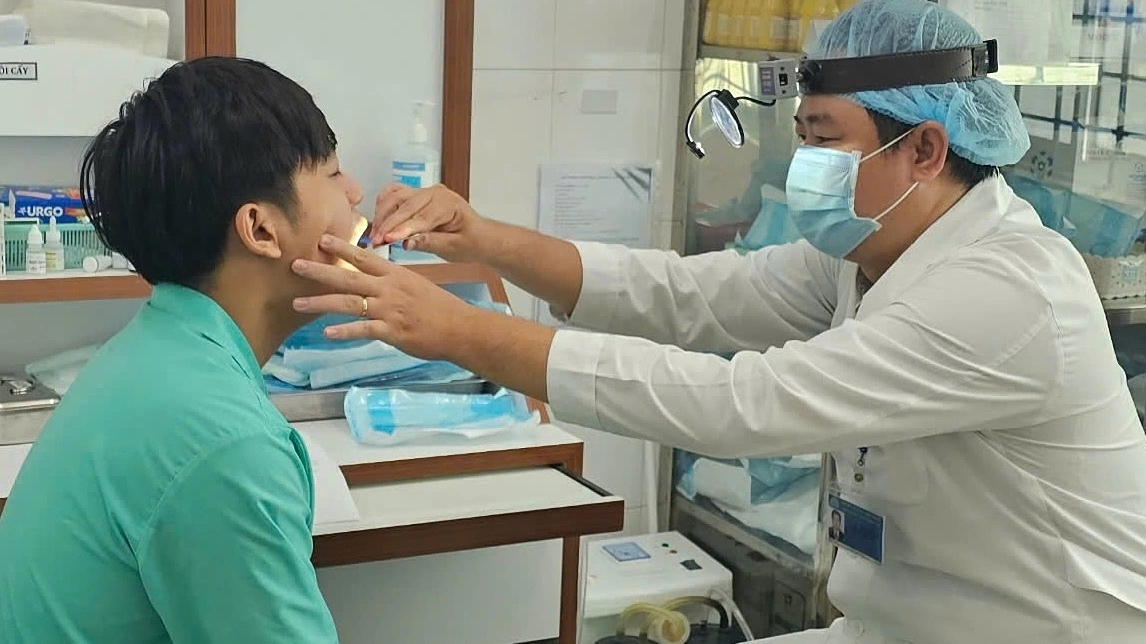 뜨거운 음식 급히 삼킨 25세 남성, 인후 화상으로 입원
