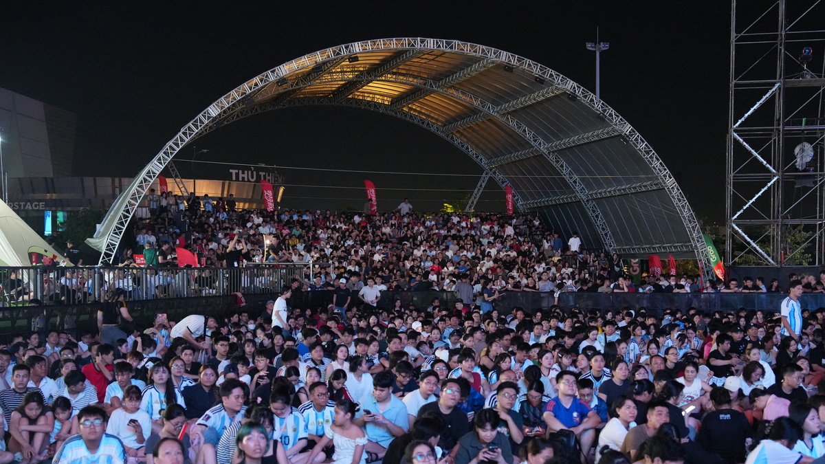 베트남 축구팬 수천 명, 사이공 강변공원서 월드컵 결승 관람