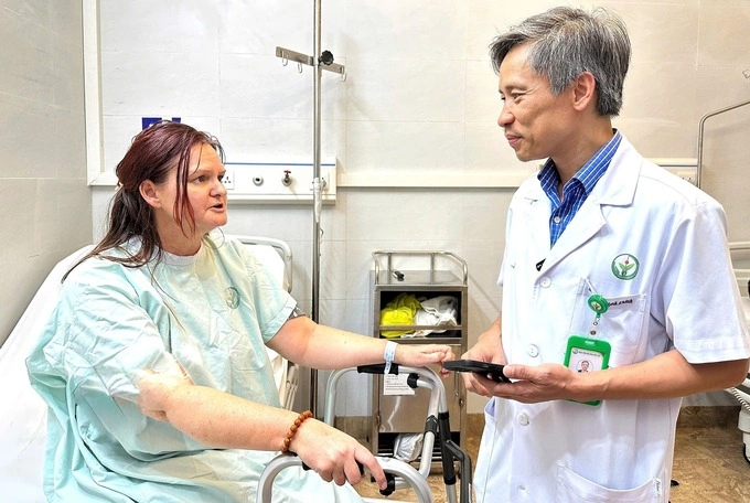하노이 인공고관절 수술…뉴질랜드 여성, 9,000km 날아와 4년 기다림 해결