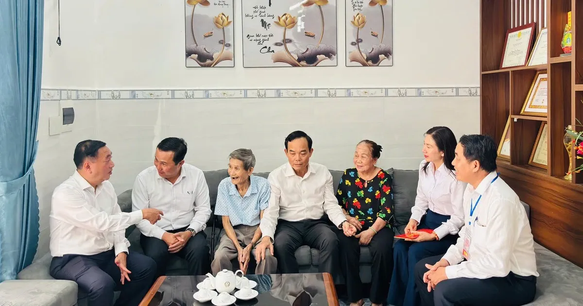 호찌민 당서기, 꼰다오섬 찾아 옛 정치범 위문…학교엔 디지털 교실 기증