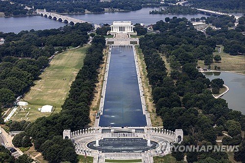 美 법원, 리플렉팅 풀 훼손 용의자 공소기각…트럼프 '재고' 촉구