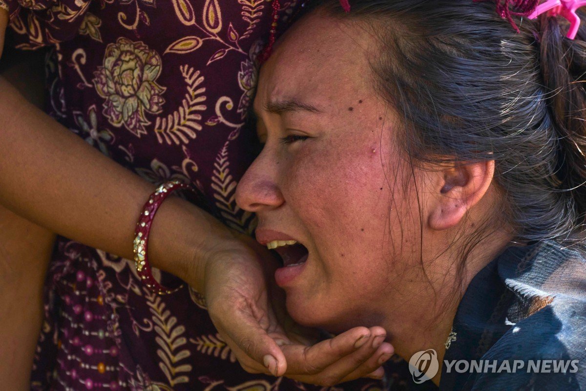 네팔 대홍수 실종자 826명…카트만두 병원서 가족 이름 찾는 이들