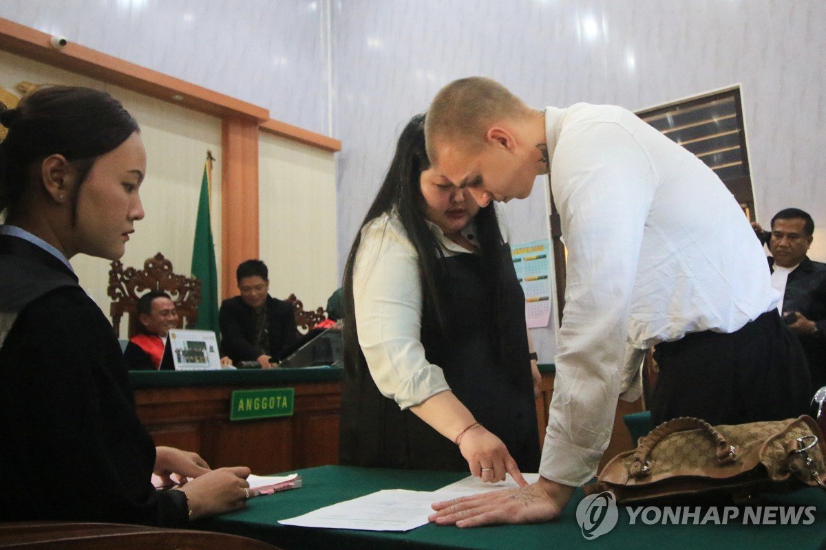 발리 힌두교 전통 비하 영상 올린 스위스 관광객, 징역 1년 선고