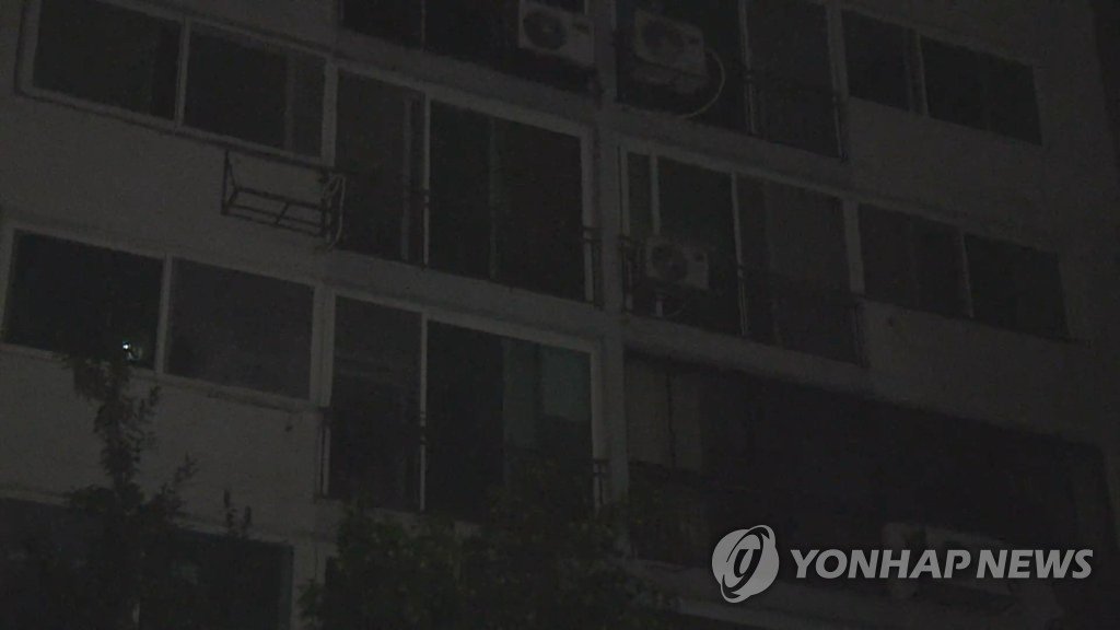 부산 북구 까마귀 접촉 정전…폭염 속 1천 가구 피해