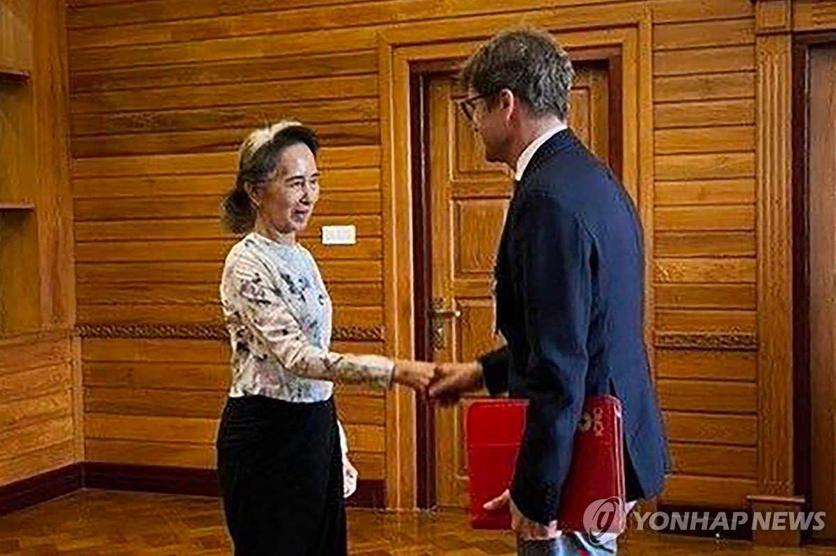 아웅산 수치, 적십자사 면담…생존 사실 확인