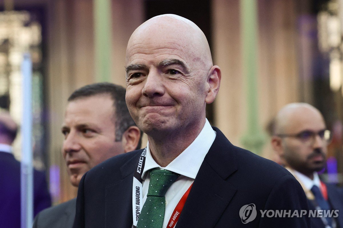 위기의 인판티노 FIFA 회장 