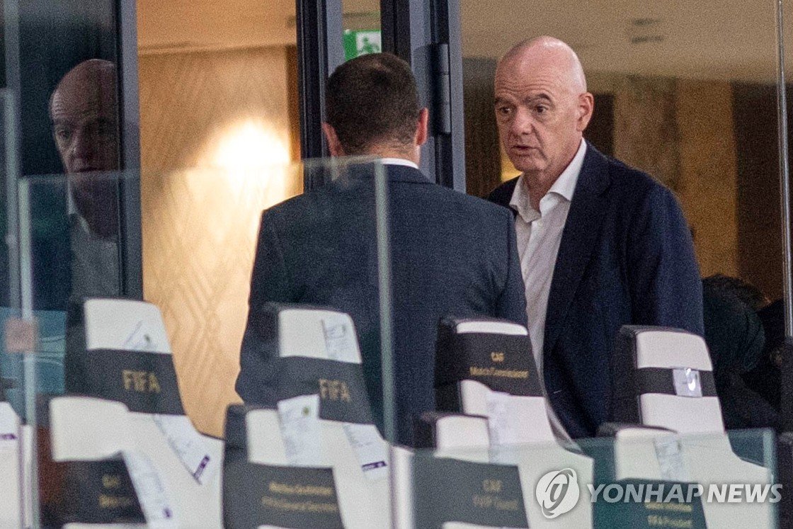유럽 축구, FIFA 인판티노 압박 지속…