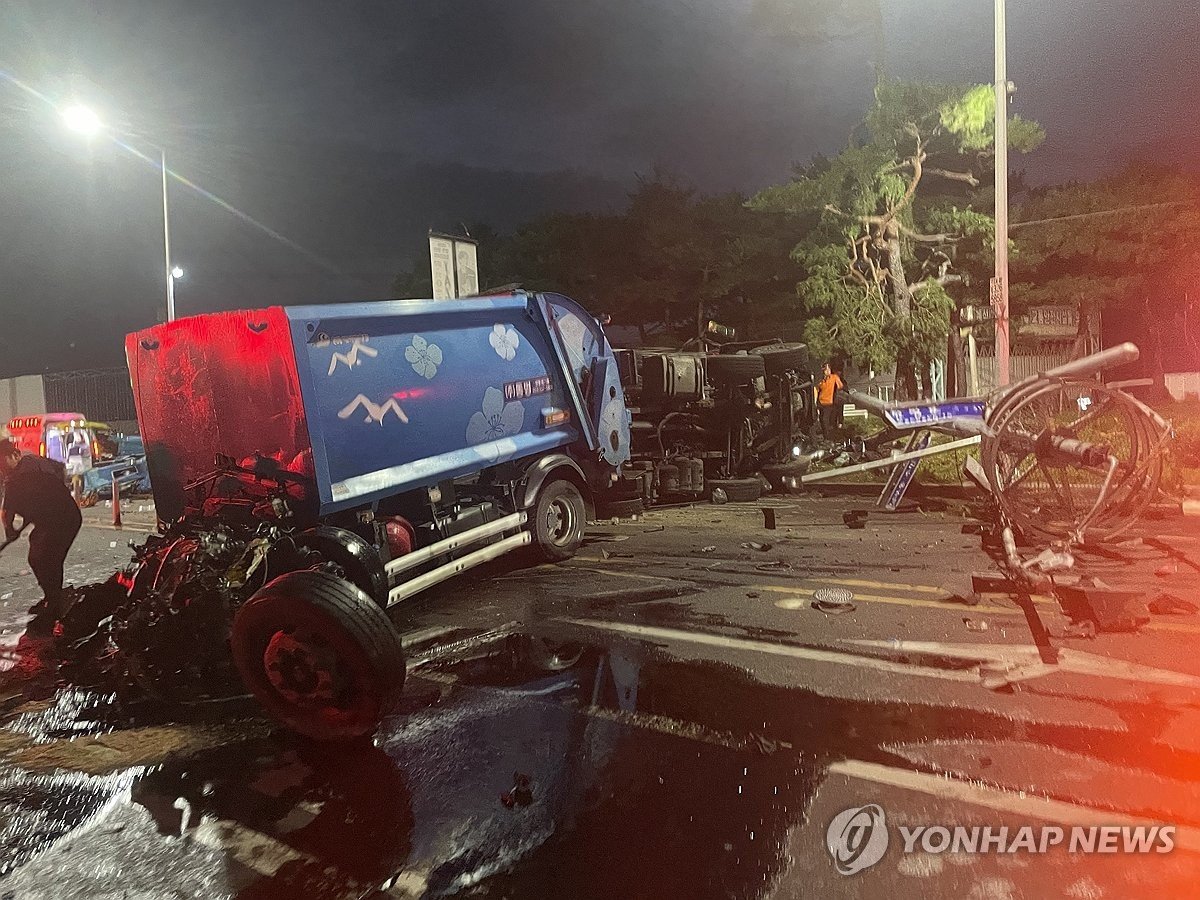 한국 경북 영천 새벽 청소차·덤프트럭 충돌…환경미화원 3명 사망