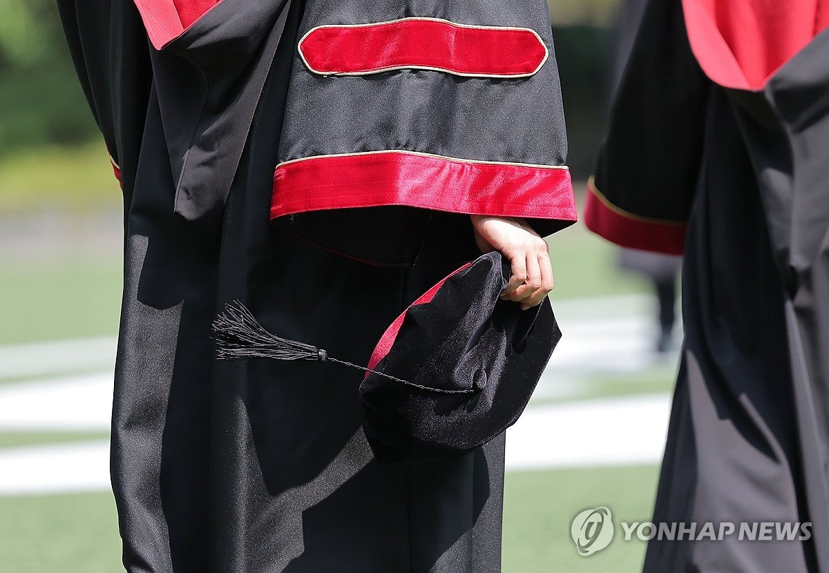 한국 대기업 신규채용 2년새 15% 감소…청년·장년 세대역전