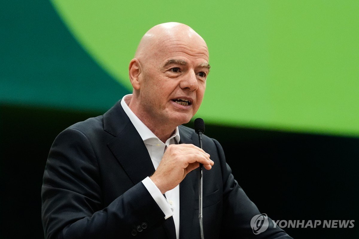 FIFA 인판티노 회장, 유럽 축구계·북미 정치권 불신임 압박 직면