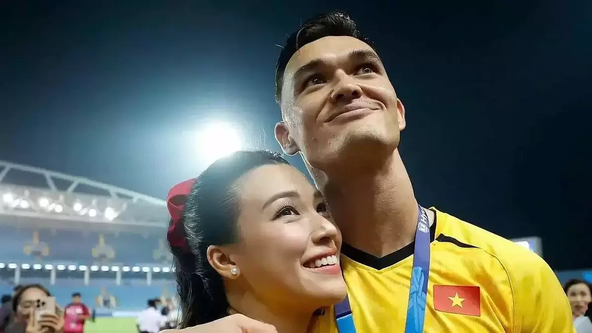 베트남 축구 ASEAN컵 우승…미스베트남 Hoàng Oanh, 골키퍼 Patrik Lê Giang과 우승컵 들어