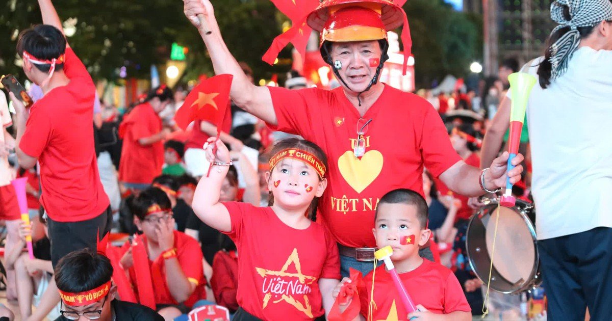 베트남 축구 팬들, 2026 아세안컵 결승 앞두고 호찌민 거리 '붉게' 물들여