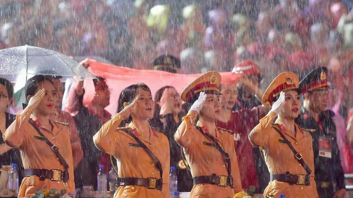 베트남 콘서트 '조국은 내 가슴속에', 수만 관중 빗속에서 국가 제창