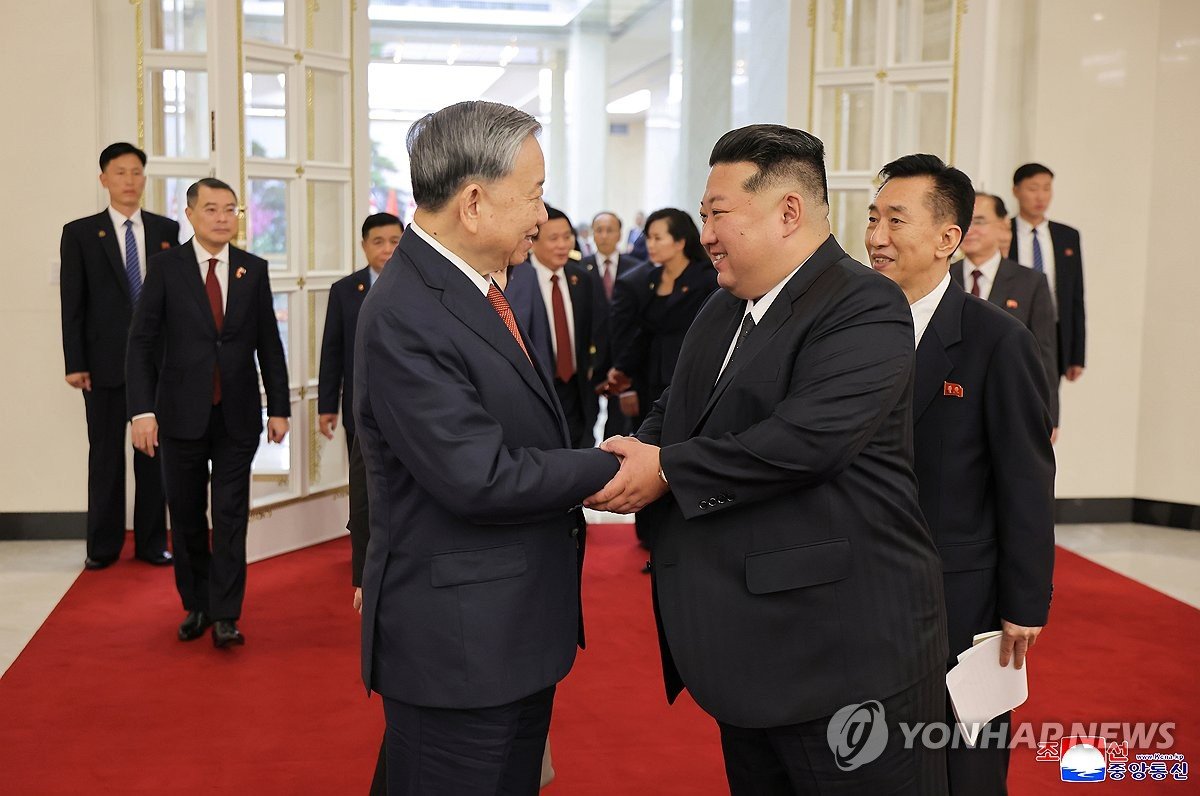 김정은, 베트남 국가주석에 축전…