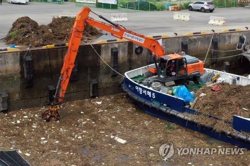동해안 어항 폐기물 절반 이상 수거…관리선은 최소 배치