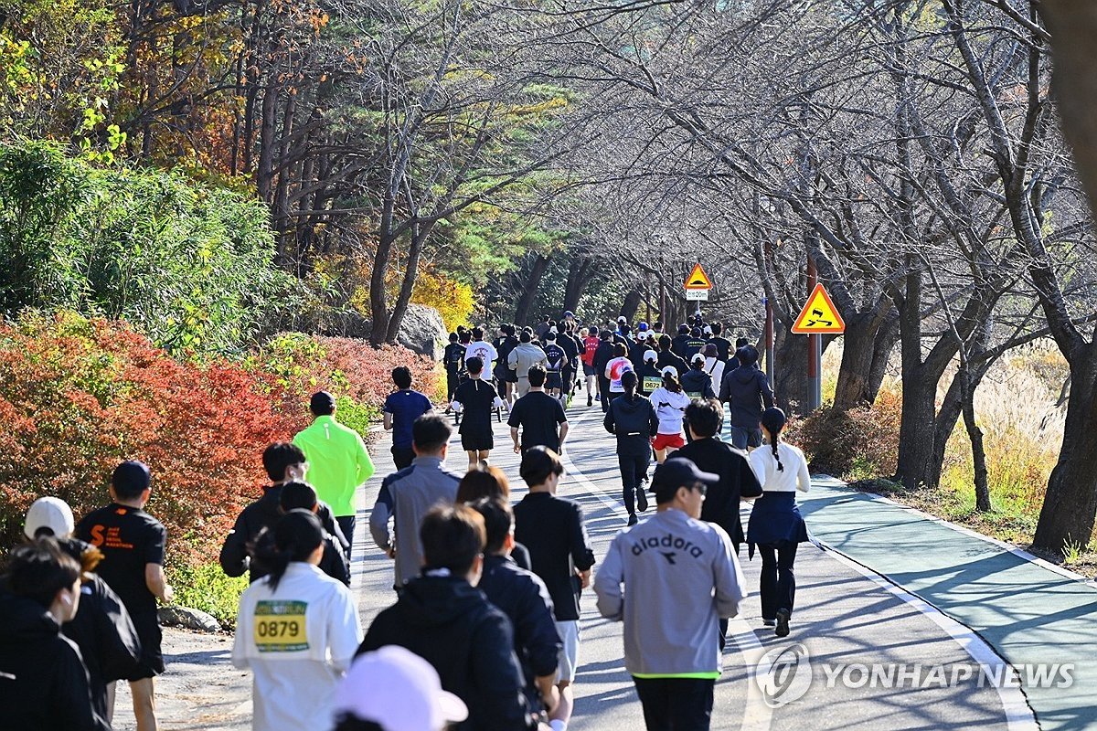 러닝 붐에 기능성 운동화 급부상…호카 3년 새 4배·나이키는 감소