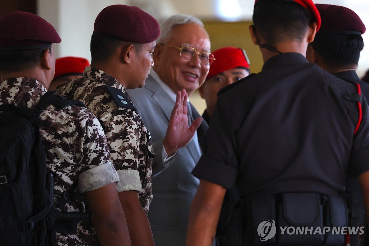 말레이 나집 前총리 가택연금 전환…연정 핵심 장관 항의 사임