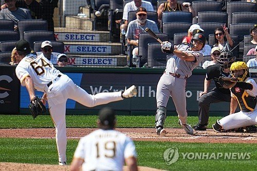 이정후, 대타 2루타로 4경기 만에 안타 기록