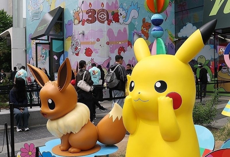 포켓몬 카드, 30·40대 중고 거래 폭증…30주년 확장팩 효과