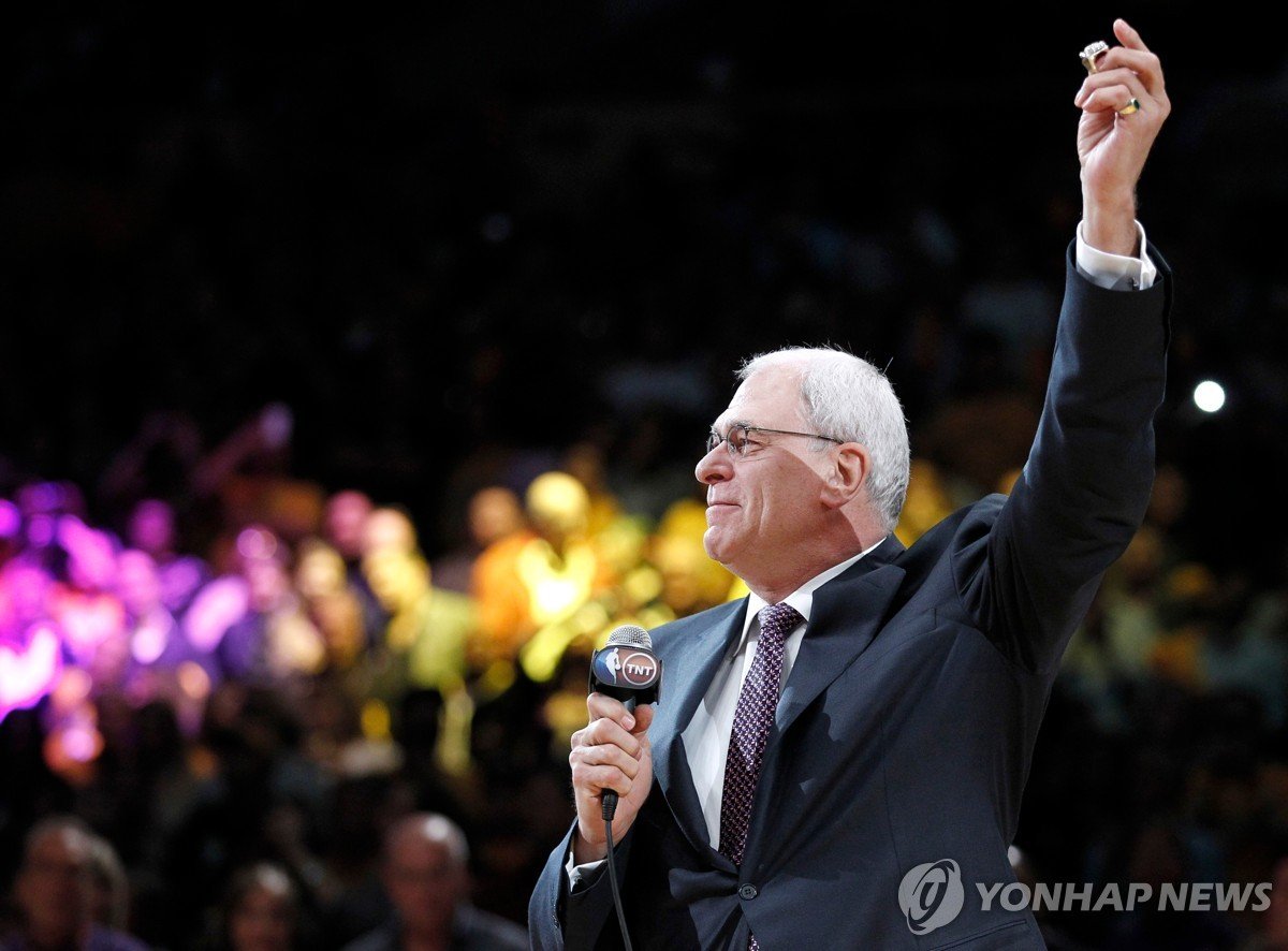 NBA 레이커스, 홈구장 외곽에 필 잭슨 전 감독 동상 건립