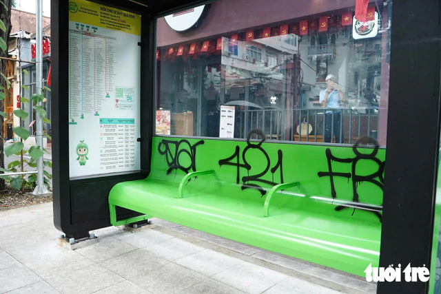 호찌민시, 새로 단장한 버스 정류장에 낙서 도배… 도시 미관 훼손 논란