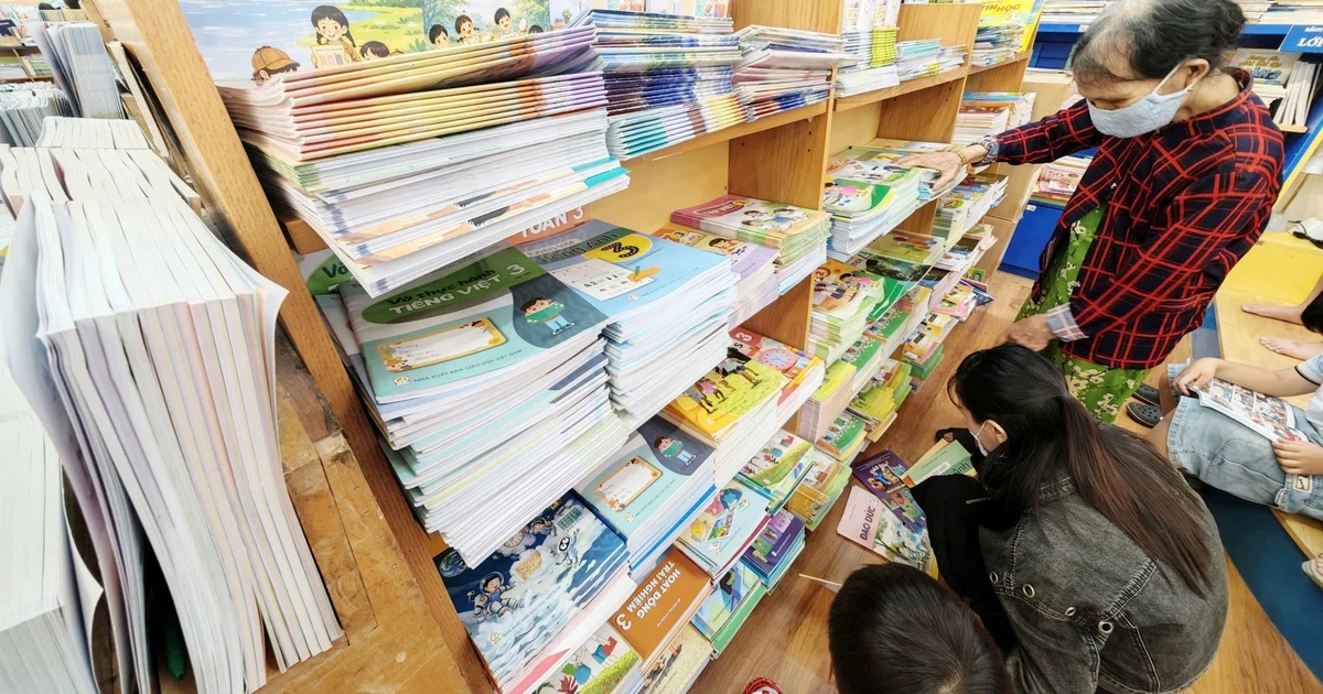 개학 전야에도 '교과서 구하기 전쟁'… 호찌민 서점가 북새통
