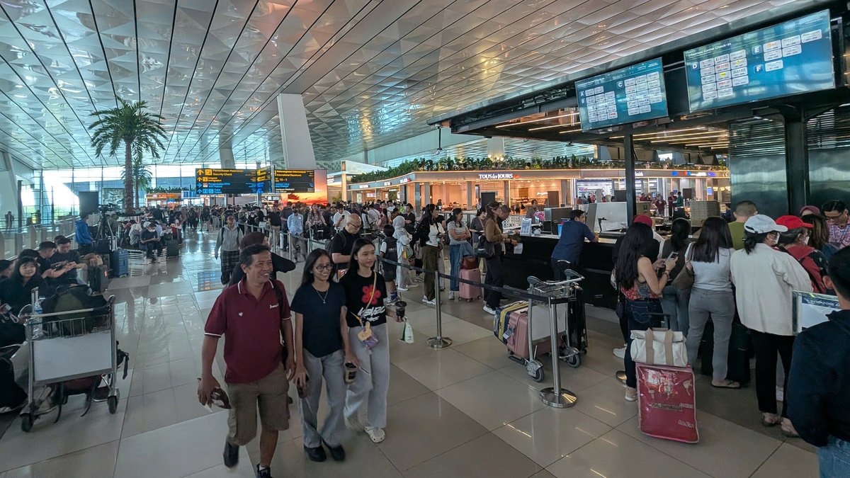 인도네시아 화산 분화로 자카르타 공항 마비… 베트남 관광객들 '사흘간 체류 고생'