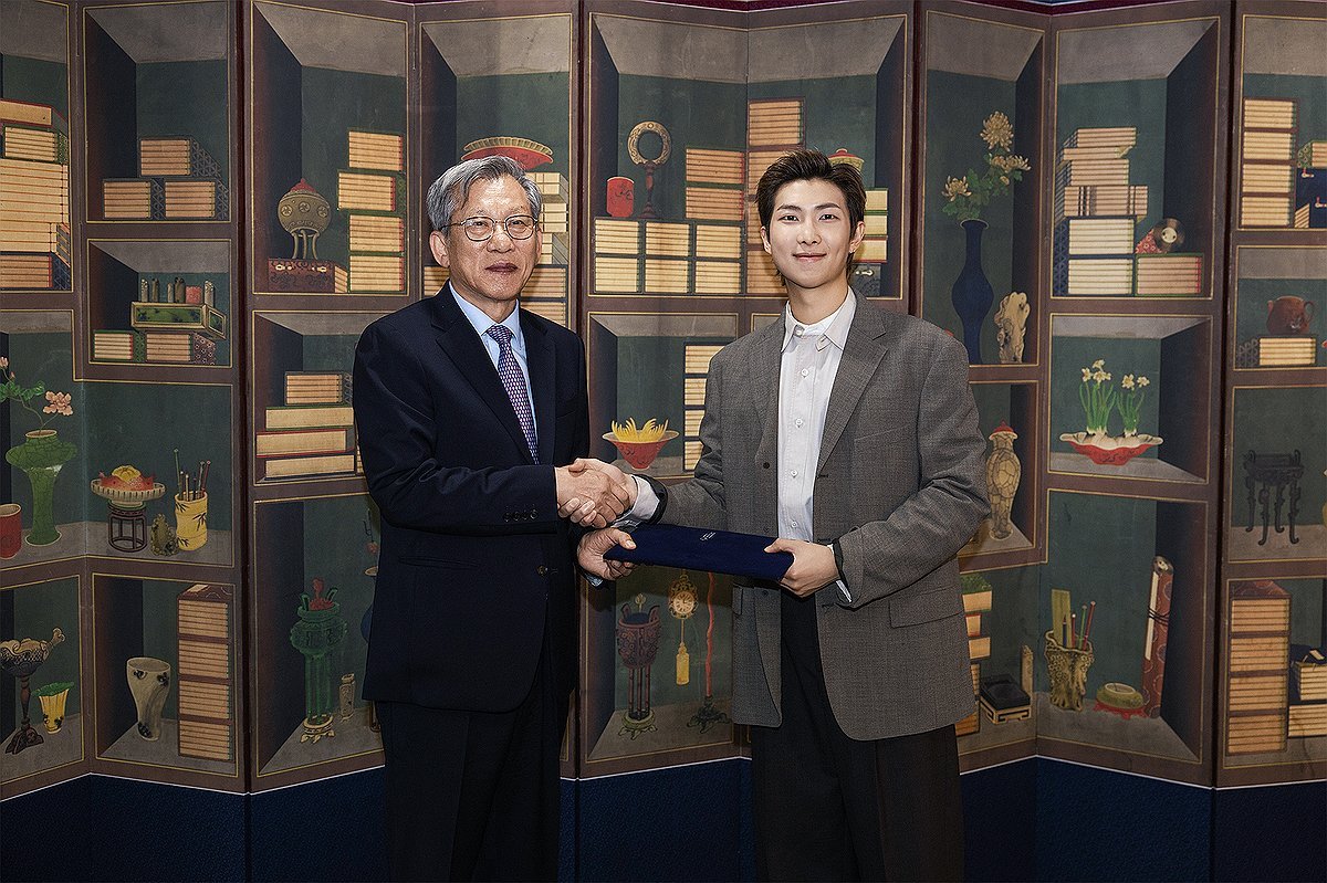 BTS RM, 국립중앙박물관에 1억원 기부…글로벌 홍보대사 위촉